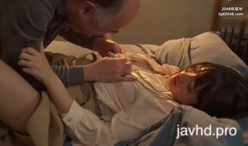 Anh xã đi vắng cô vợ bị lão già nhà đối diện hiếp suzu harumiya